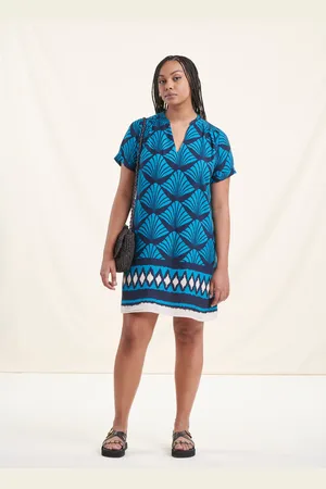 La Fee Maraboutee Robe courte bleu foncé manches courtes et encolure tunisienne