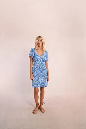 Molly Bracken Robe Courte Imprimée Manches Courtes