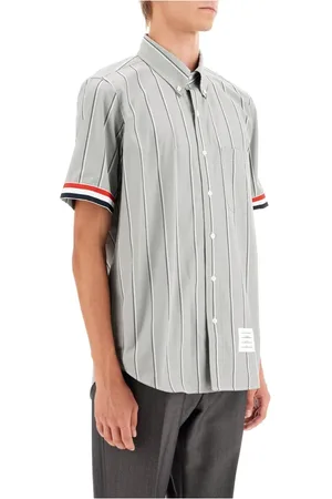 Thom Browne Homme, Chemises, Gris, Taille: S Chemise à Manches Courtes Rayée avec Ruban Tricolore