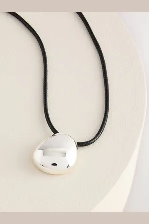 Next Collier court avec pendentif cordon Made avec laiton recycléUn an