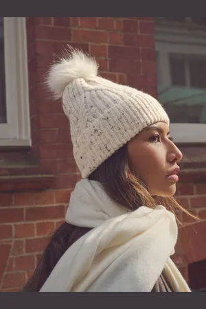 Next Bonnet à pompon en maille torsadéeUn an