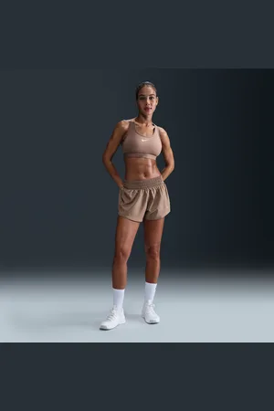 Nike Short doublé à taille mi-basse 8 cm Dri-FIT One pour femme