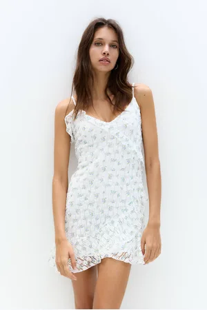 Pull&Bear Robe Courte Fleurie Dentelle