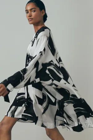 ATELIER Lara - Robe courte Reiss Lara à manches cape en tissu italien