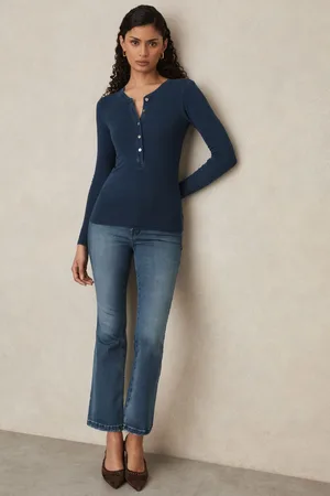 GOOD AMERICAN Crop Mini Boot - Cropped Bootcut Jeans