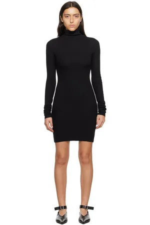 ÉTERNE Robe courte noire à col roulé