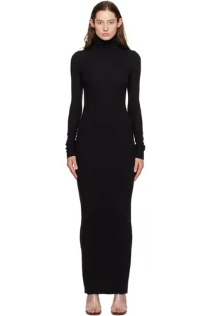 ÉTERNE Robe longue noire à col roulé