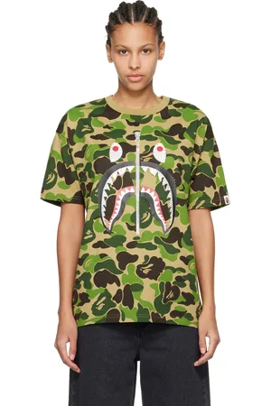 BAPE T-shirt kaki à motif camouflage ABC et à requin emblématique à ornements facettés
