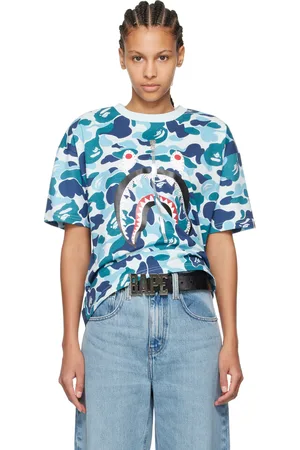 BAPE T-shirt bleu à motif camouflage ABC et à requin emblématique à ornements facettés
