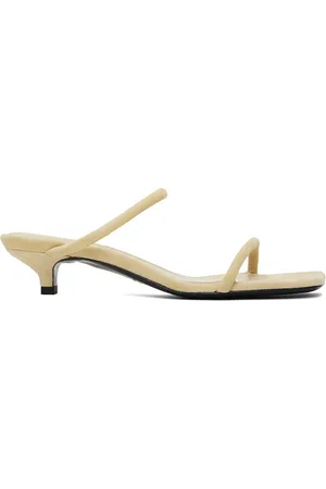 Totême Sandales à petit talon blanc cassé à brides roulées