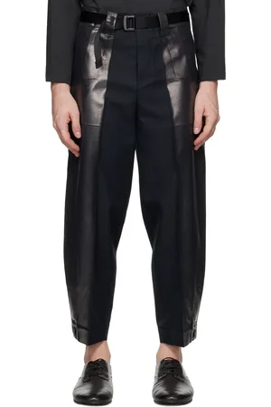 Issey Miyake Pantalon cueilli noir à enduit à effet métallisé