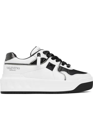VALENTINO GARAVANI Baskets basses blanc et noir en cuir nappa à clou One Stud et à plateforme