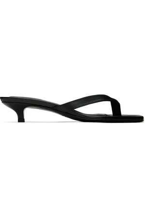 Totême Sandales à petit talon noires en cuir à bride de style tong
