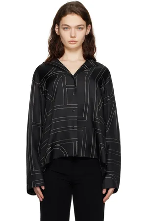 Totême Chemise de style pyjama noire en soie à monogrammes
