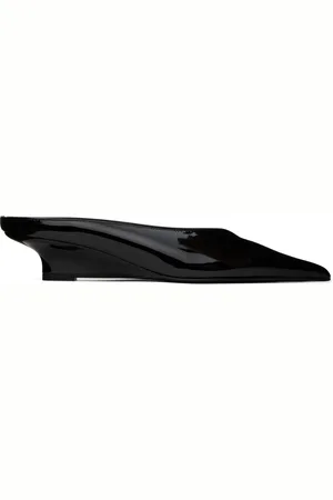 Totême Mules à talon compensé noires en cuir verni à bout pointu