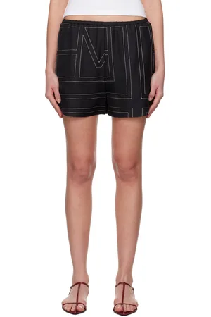 Totême Short de style pyjama noir en soie à monogrammes