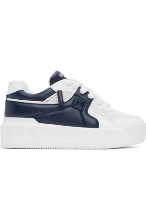 VALENTINO GARAVANI Baskets basses blanc et bleu marine à clou One Stud et à plateforme