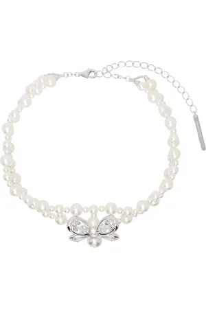 Shushu/Tong Collier blanc et argenté à perles et à pendentif de papillon édition YVMIN