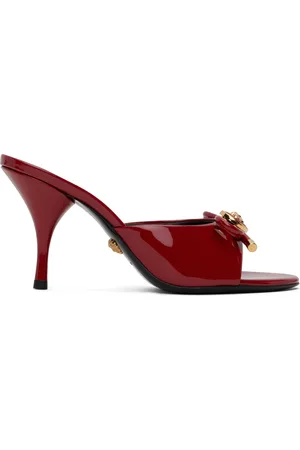 VERSACE Sandales à talon de 85 mm rouges en cuir verni à boucle Opera