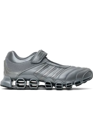 adidas Baskets Megaride grises édition Taqwa Bint Ali