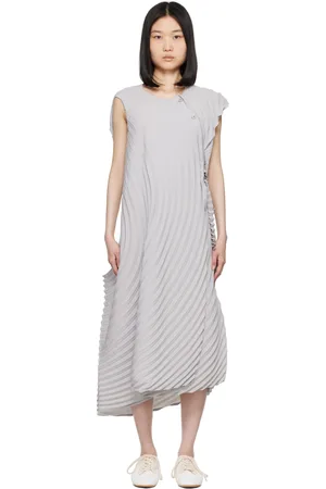 Issey Miyake Robe longue grise à plissures Resonant