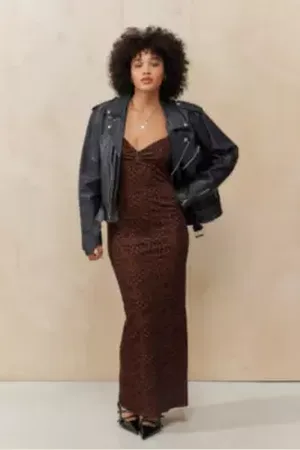 Urban Outfitters Robe longue en velours imprimé léopard UO Renae par en