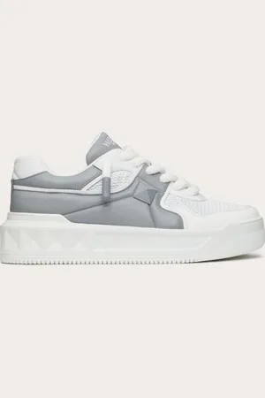 VALENTINO GARAVANI BASKETS BASSES ONE STUD XL EN CUIR NAPPA PERFORÉ Homme / 39